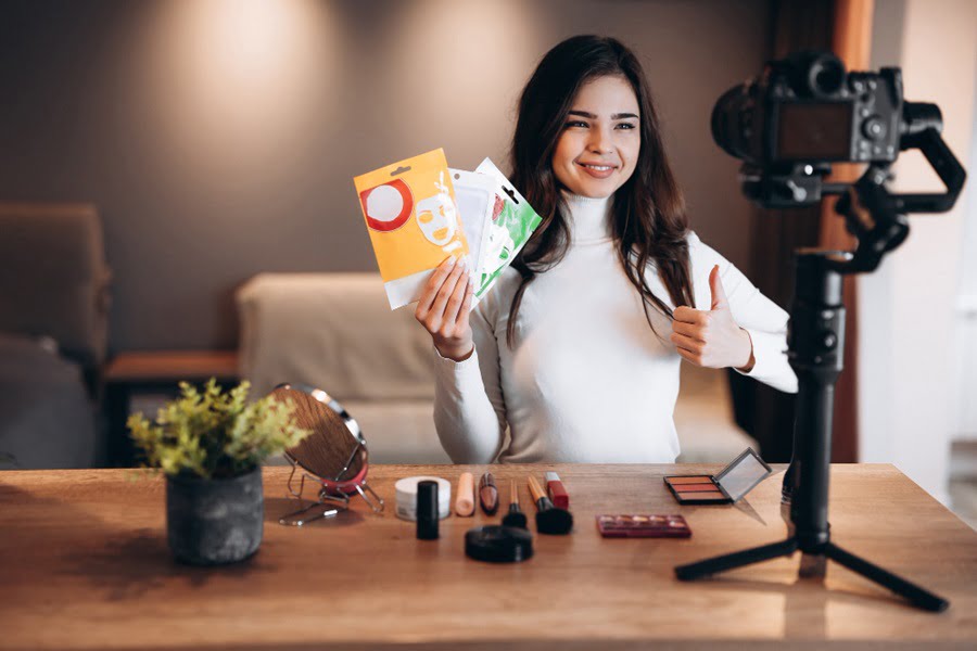 Influencer Marketing doing by the girl over the mobile phone